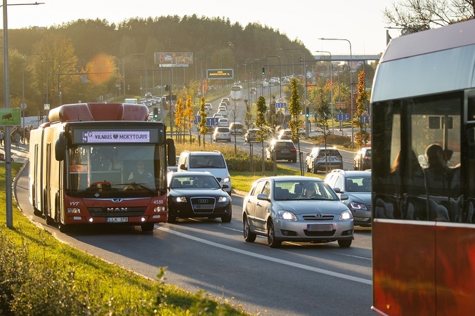 Liberalai siūlo PVM lengvatas viešajam transportui ir elektromobiliams