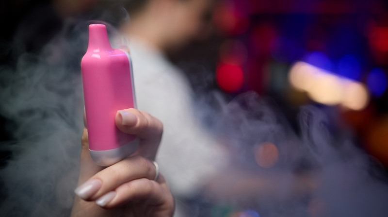 Elektroninių cigarečių įsigijimo tvarką verslas ignoruoja: teks uždrausti visai?