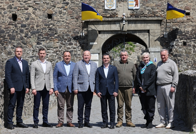 Vizitas: Kauno rajono delegacija su Užkarpatės srities tarybos nariais prie Užhorodo pilies.