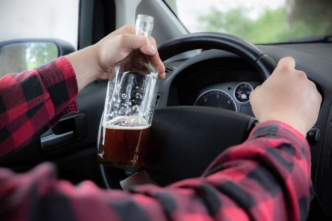 Šiaulių rajone – neblaivaus vairuotojo „VW Touran“ skrydis į namo kiemą