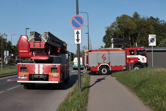 Dėl užsidegusių šiukšlių į Šiaurės prospektą skubėjo ugniagesiai