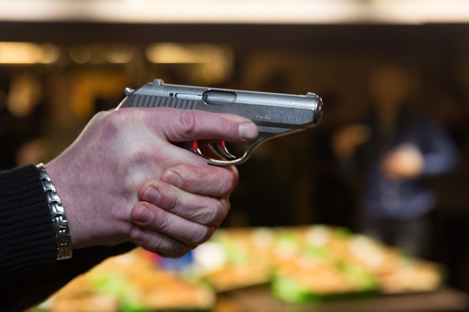 Prie prekybos paviljono Vilniuje girtas vyras grasino pistoletu