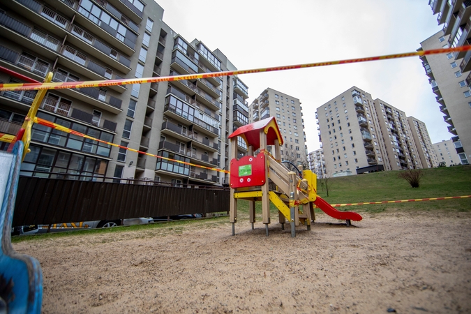 Kėdainių parke padegtas žaidimų aikštelės namelis