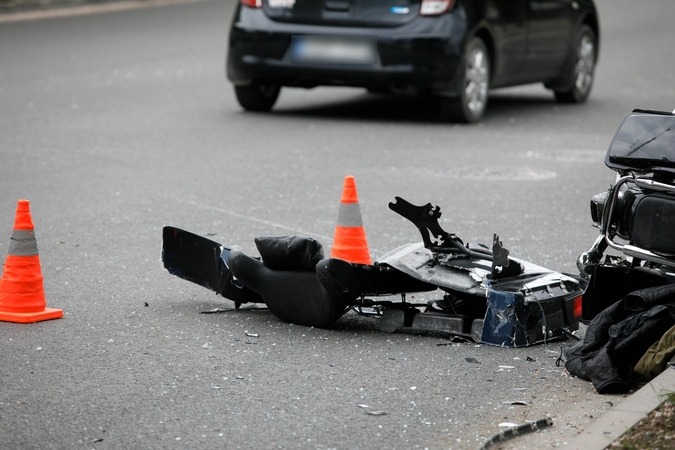 Marijampolėje – automobilio ir motociklo avarija: motociklininkas išvežtas į ligoninę