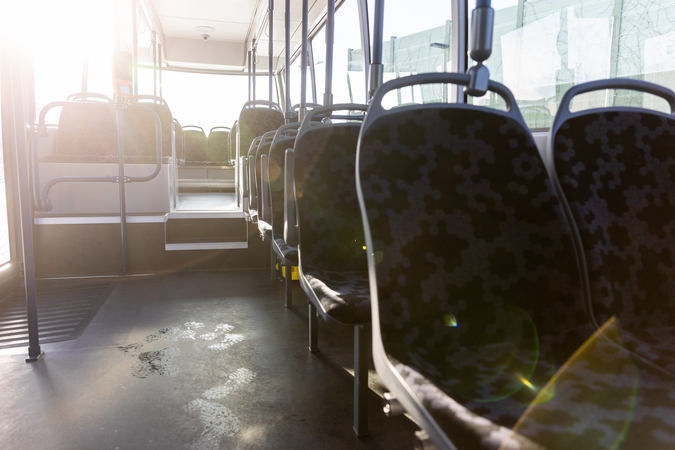 Staigiai stabdant autobusą, nukrito ir susižalojo jame buvusios dvi keleivės