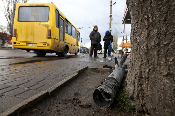 Chersone rusų dronai smūgiavo autobusams: yra žuvusiųjų ir sužeistų