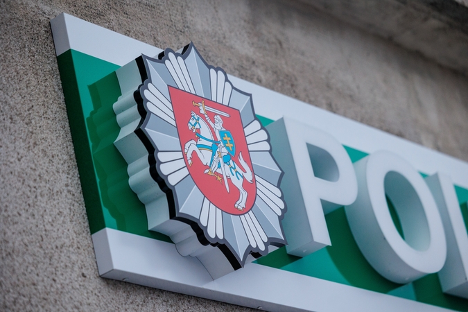 Vilniuje išdaužtas policijos komisariato lango stiklas