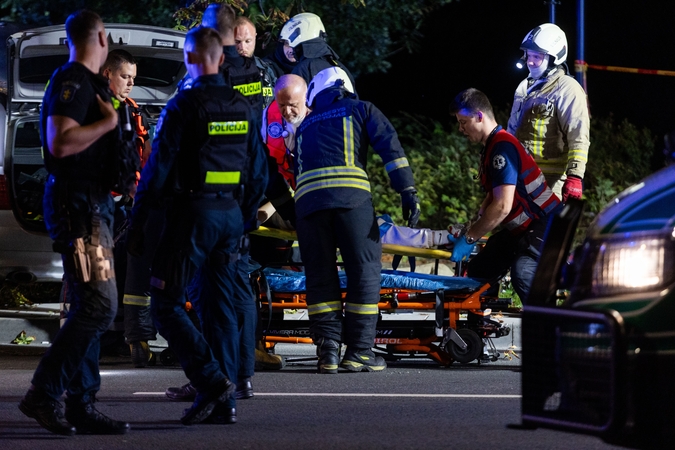 Girtos kompanijos kelionę sustabdė smūgis į kitą mašiną: kas vairavo, neaišku