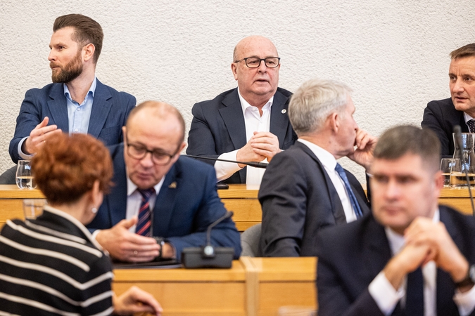 Ministerija siūlo didinti atlyginimus merams