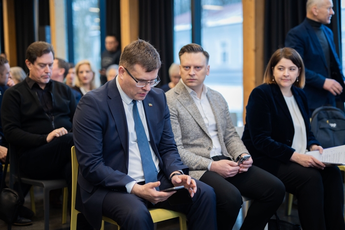 Partiniuose reitinguose toliau pirmauja konservatoriai, auga palaikymas „valstiečiams“