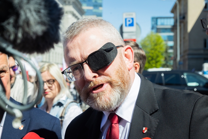 Skandalingasis Lenkijos politikas Braunas dalyvavo eitynėse Vilniuje