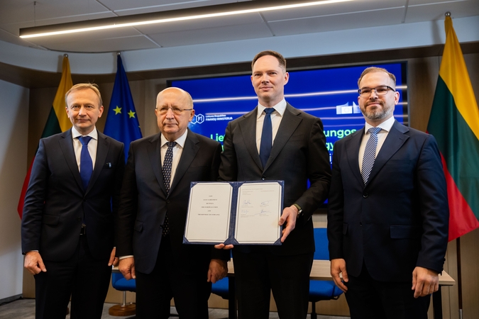 Lietuva pasirašė sutartį dėl 6,4 mlrd. eurų paskolų gynybai