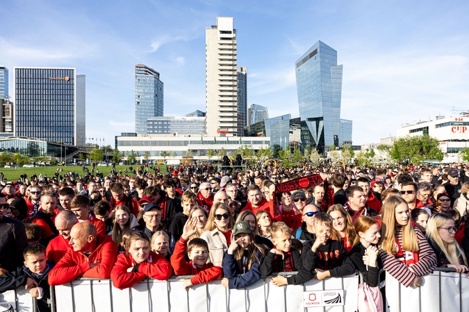 Fanai prie Baltojo tilto laukia čempionų titulą iškovojusio Vilniaus „Ryto“