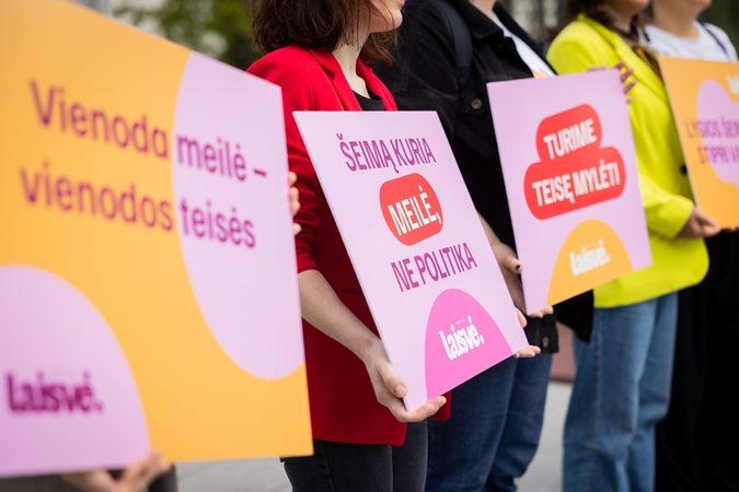 Surengė paramos akciją „Meilė nugalės“ – ragina Vyriausybę pripažinti visas šeimas