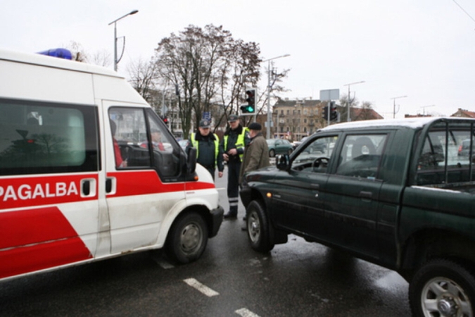 Telšiuose į avariją pateko GMP automobilis, nukentėjo vežtas ligonis