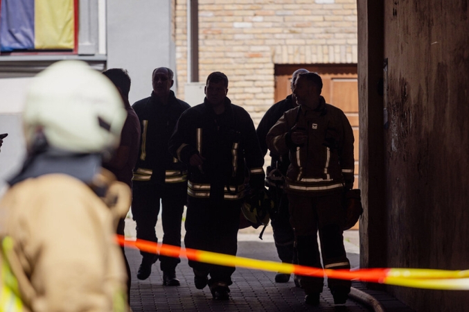 Ugniagesiai tylos minute ir nuleistomis vėliavomis pagerbė Lazdijų rajone žuvusį kolegą