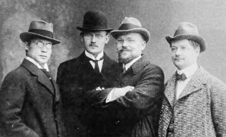  Pirmoji lietuvių konferencija Lozanoje,  Šveicarijoje, 1916 m. gegužės 30–birželio 4 d. Iš kairės į dešinę: kun. V. Daumantas-Dzimidavičius, J. Bielskis, J. Gabrys-Paršaitis ir R. Karuža.