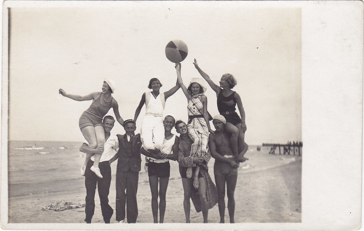 Pozavimas su kamuoliu – irgi mankšta. „Auksinis jaunimas“ Palangoje, XX a. 3-iasis dešimtmetis. Nežinomas fotografas.