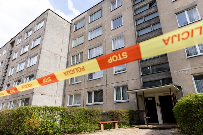 Bauginantis kaimyno skambutis tarnyboms: laiptinėje – daug kraujo