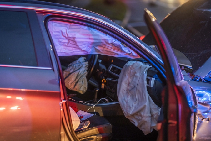 Utenoje „Audi“ susidūrė su autobusu: per avariją nukentėjo trys žmonės