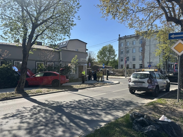Kaune – avarija: automobilis kliudė ir kelio ženklą