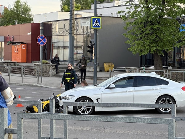 A. Juozapavičiaus prospekte susidūrė automobilis BMW ir mopedas