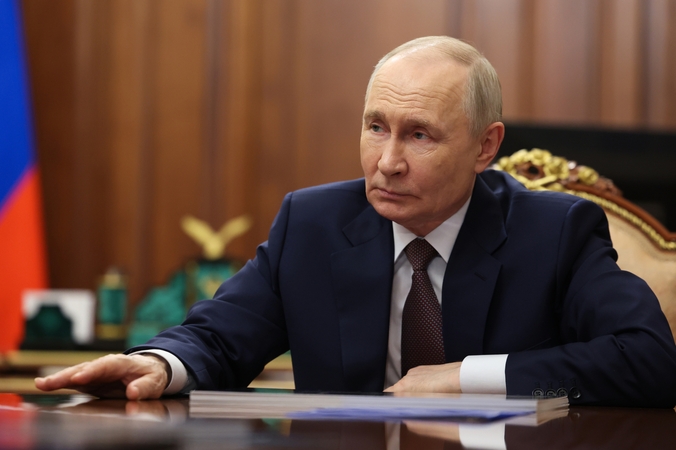Vladimiras Putinas pasirašė įstatymą, leidžiantį naudoti karinę jėgą piliečių „apsaugai“ užsienyje 