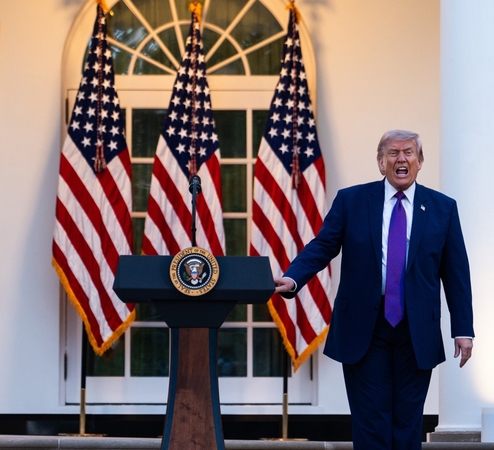 Donaldas Trumpas socialiniuose tinkluose naktį pažėrė dešimtis sąmokslo teorijų