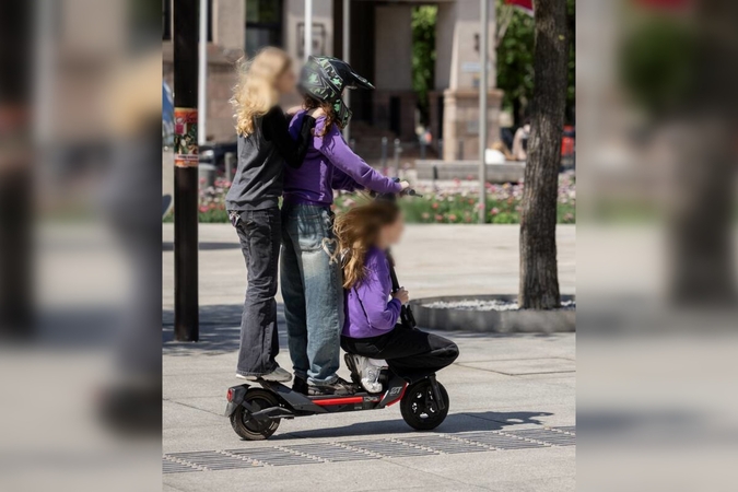 Klaiku: nors tokie pasivažinėjimai gatvėse daugeliui suaugusiųjų kelia siaubą, vaikai nesuvokia savo elgesio pavojaus masto.