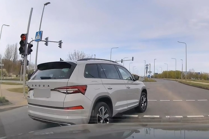 Pribloškiantis elgesys: šiam vairuotojui Kelių eismo taisyklės – nė motais