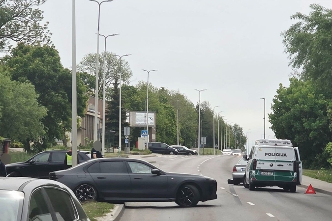Avarija Klaipėdoje: po susidūrimo gatvėje pasklido automobilių ratai
