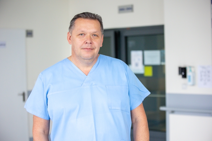 Būdai: dr. A. Pranculis pažymi, kad iki šiol inksto arterijos aneurizmos dažniausiai buvo gydomos atliekant atvirą chirurginę operaciją arba intervenciją per šlaunies arteriją.