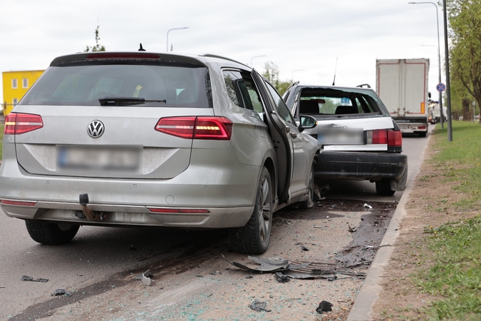 Šiaurės prospekte – „Volkswagen“ smūgis stovintį į „Audi“