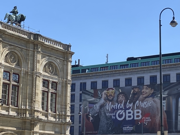 Akcentai: pačioje Vienos širdyje, priešais garsiąją Vienos valstybinę operą, didžiulės reklamos populiarina „Euroviziją“ ir jos nacionalinę mobilumo partnerę – bendrovę ÖBB.
