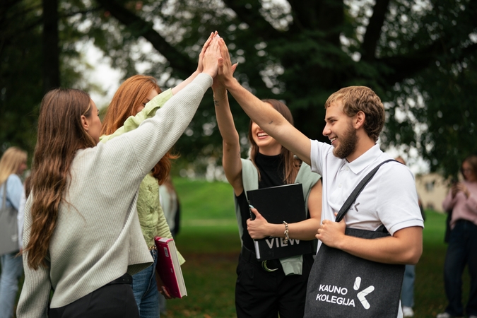 Darbo rinka diktuoja: kodėl verta rinktis kosmetologijos ir dantų technologijos studijas