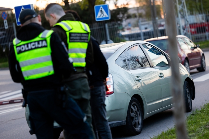 Nuokalnės gatve „Opel“ vairuotojas skriejo viršydamas greitį daugiau nei dvigubai