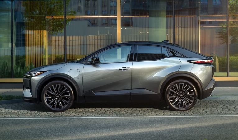 Galingiausias „Toyota“ Europos modelių gamos SUV – naujasis visiškai elektrinis „Toyota C – HR+“