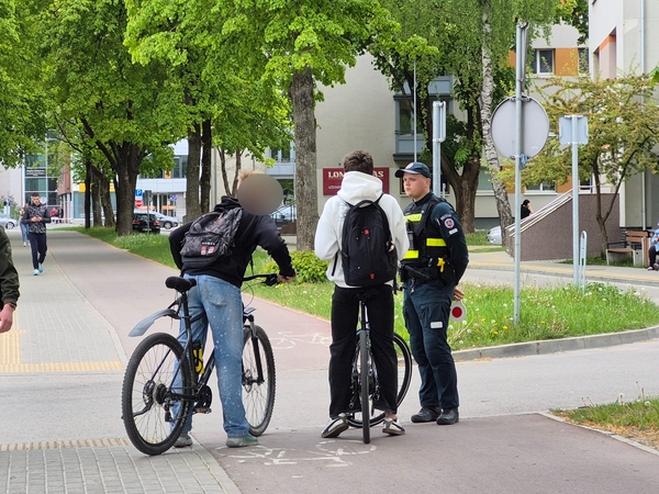 Policija tikrino dviratininkus ir paspirtukininkus: fiksuota pažeidimų dėl šalmų nedėvėjimo