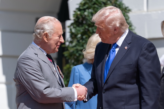 Pagerbdamas karalių, Donaldas Trumpas atšaukia muitus škotiškam viskiui