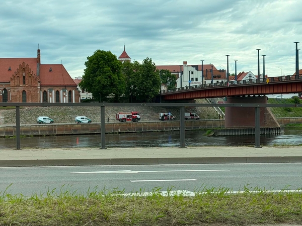 Nuo Vytauto Didžiojo tilto nukrito žmogus