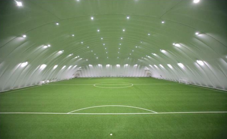 Klaipėdoje tęsiami pripučiamo futbolo maniežo statybos darbai 