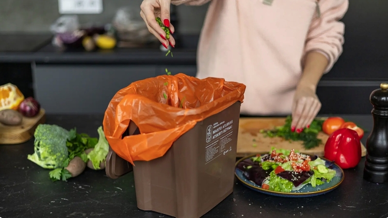 Tvarumo spalva – oranžinė: vilniečiai kviečiami pasipildyti maisto atliekų rūšiavimo priemones