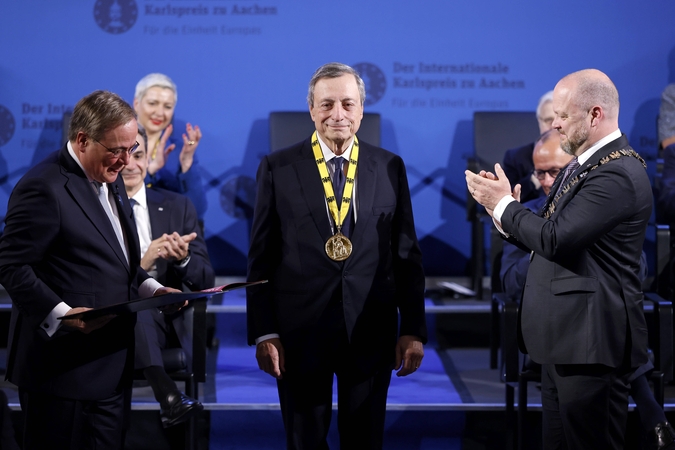 Buvusiam ECB vadovui Draghi įteiktas Karolio Didžiojo apdovanojimas