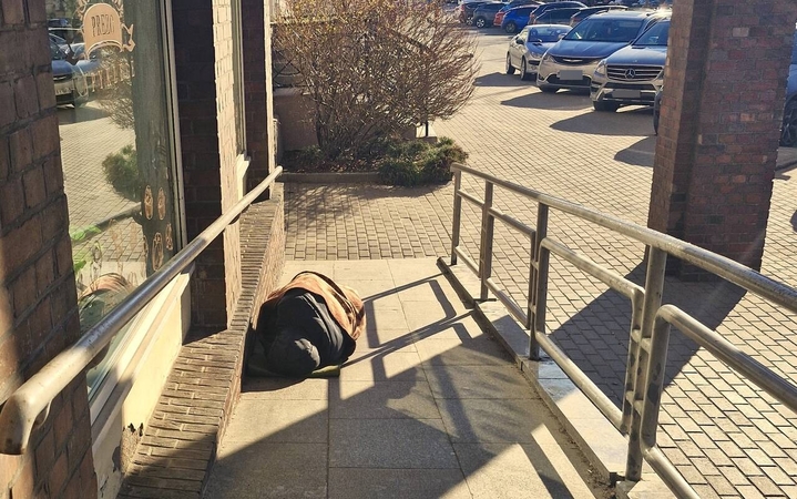 Situacija: miesto centre keletą mėnesių kone kiekvieną rytą ankstyvi klaipėdiečiai matydavo ant betoninės pakylos miegantį benamį.
