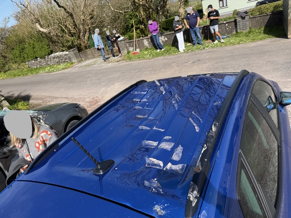 Žala: ties airišku ūkiu paliktą nuomotą „Sixt“ automobilį pervažiavo traktorius ir apgadino stogą.