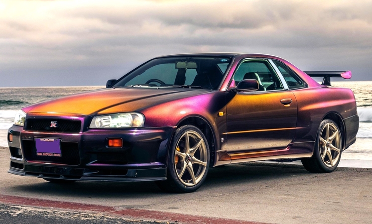 Chameleonas: 1999 m. „Nissan Skyline GT-R“ spalvos „Midnight Purple II“ niuansai priklauso nuo apšvietimo.