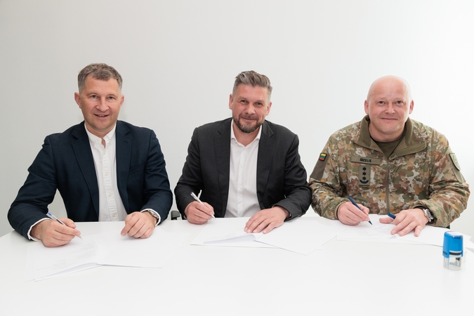 Partnerystė: (iš kairės) KKPDA generalinis direktorius Marius Horbačauskas, „Diena Media News“ direktorius Tadas Širvinskas ir Lietuvos šaulių sąjungos vadas Linas Idzelis projekte „Atsparūs“ partnerystę patvirtino parašais.