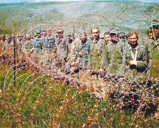 Skaičiai: po 1945 m. gegužės, išardžius paskutinį didelį vokiečių Vermachto junginį, dar maždaug 190 tūkst. kareivių ir karininkų pateko į  nelaisvę.