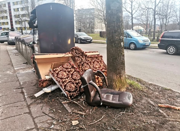 Ignoruoja: klaipėdiečiai didžiąsias atliekas gali išvežti visiškai nemokamai, tačiau dauguma į tai numoja ranka ir šiukšles palieka prie konteinerių.