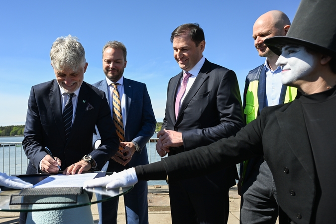 Pavyzdys: susisiekimo ministro J. Taminsko teigimu, šis projektas yra tas atvejis, kai miestas ateina į uostą ir uostas gali vykdyti savo veiklą, sukurdamas miestiečiams erdves poilsiui.